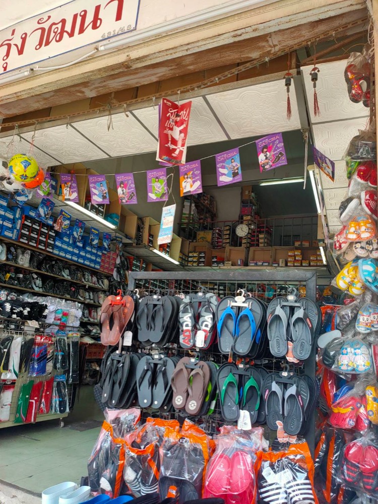 For SaleShophouseSamut Prakan,Samrong : Selling very cheap, prominent corner in Phraeksa market, 5 million, plus shoes, the whole shop is ready to sell. Commercial building, trading location. Currently, it is a shoe store with good income.