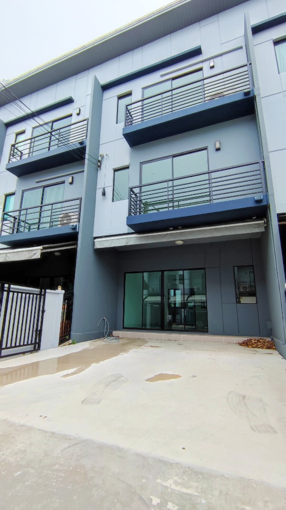 For SaleTownhouseLadkrabang, Suwannaphum Airport : 3 storey townhome for sale, Baan Klang Muang, Rama 9-On Nut, 145 sq m. 18.1 sq wa, new condition, never lived in.