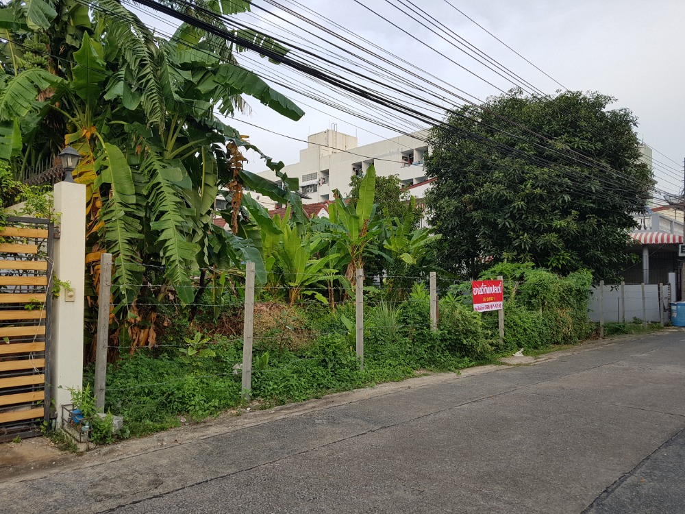 For SaleLandLadprao101, Happy Land, The Mall Bang Kapi : Another reduction! Beautiful land for sale, 96 square wa. Ladprao 110 intersection 1, accessible in many ways.