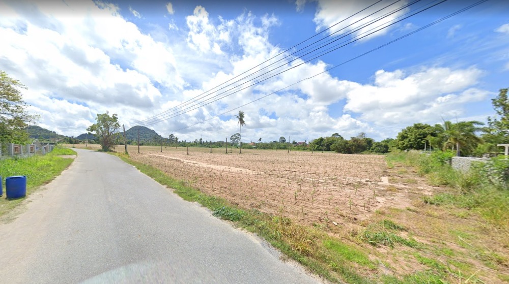 For SaleLandPattaya, Bangsaen, Chonburi : Selling 3 plots of vacant land, totaling 41-3-47 rai, 5 million baht each, Sattahip District, Chonburi Province.