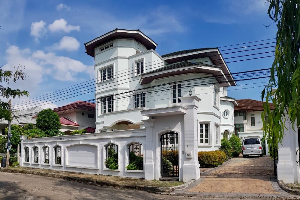 For SaleHousePattanakan, Srinakarin : Selling a 3-storey luxury mansion, excellent feng shui in front of the water On a good location, high potential, Phatthanakan Road