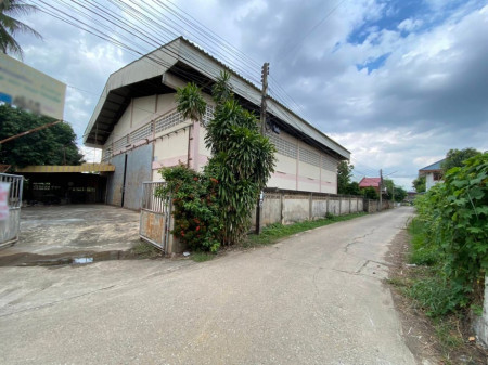 For SaleWarehousePhitsanulok : Cheap sale, warehouse-with office, 2 floors in the center of Phitsanulok city (behind Pibulsongkram Rajabhat University) 189 sq.wa. Building usable area 497 sq.m., parking for about 20 cars.