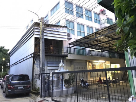 For SaleWarehouseYothinpattana,CDC : Sale of warehouses - with offices # 5 floors along Ekamai-Ramintra Express (next to Central EastVille) 314 sq m. Building usable area 1400 sq m. Parking for 15 cars.