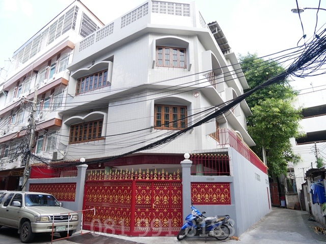 For RentShop HouseRama 8, Samsen, Ratchawat : For rent, commercial building, 3.5 floors, Nang Loeng Intersection, Nakhon Sawan Road, 46.3 sq m., 740 sq m., near Nang Loeng racecourse, near the expressway