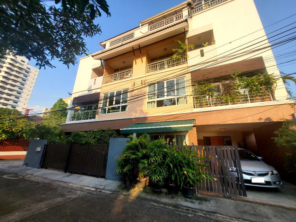 For SaleHouseSukhumvit, Asoke, Thonglor : Two houses for sale with a large swimming pool. next to Big C Ekkamai