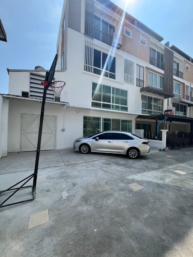 ขายสำนักงานอ่อนนุช อุดมสุข : ขายด่วน Townhome/ ออฟฟิส ในซอยสุขุมวิท 54  renovate แต่งสวย 4 ชั้น 2 นอน/5 น้ำ เฟอร์ฯ built-in 1 กม.จาก BTS อ่อนนุช