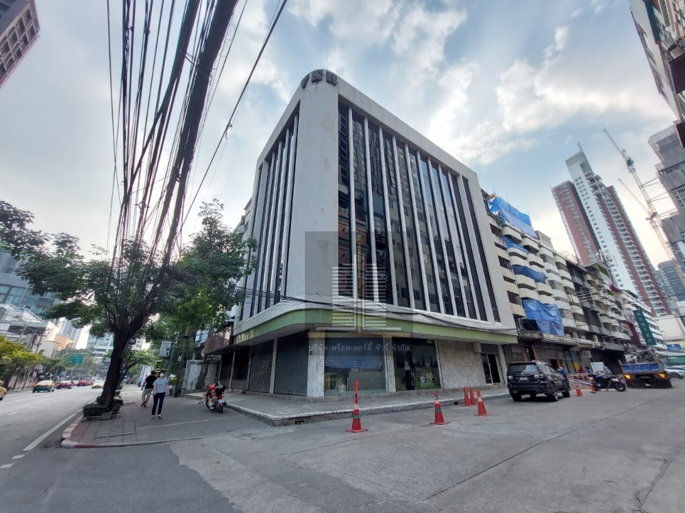 For RentShophouseSukhumvit, Asoke, Thonglor : For rent, commercial building, 5 booths, 6-storey building, #corner, next to Ekamai Road, near BTS Ekkamai, only 900 meters, suitable for showrooms, offices, beauty clinics