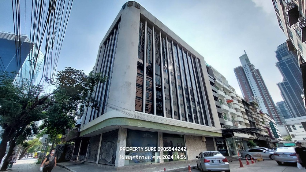 For RentShophouseSukhumvit, Asoke, Thonglor : For rent, commercial building, 5 booths, 6-storey building, #corner, next to Ekamai Road, near BTS Ekkamai, only 900 meters, suitable for showrooms, offices, beauty clinics