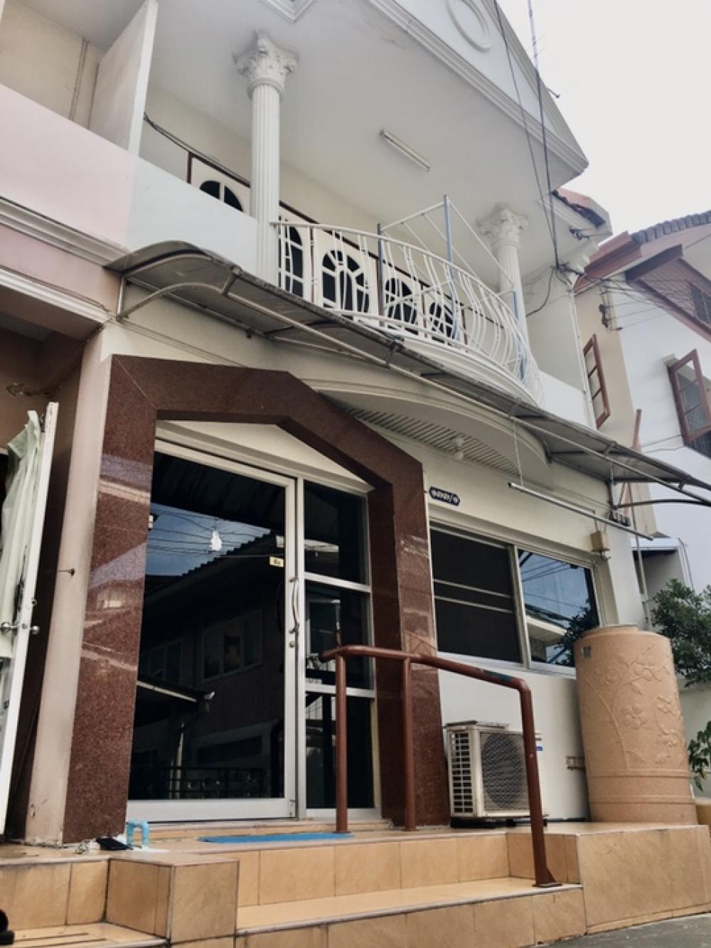 For RentTownhomeLadprao101, Happy Land, The Mall Bang Kapi : Townhouse for rent, 2 floors, 7,000/month, Soi Minsakhon, Lat Phrao 130, through Ramkhamhaeng 81. (2 ways to enter and exit), area 15 sq m., 2 bedrooms, 2 bathrooms, 1 living room, 1 kitchen, 2 air conditioners, water and electricity with water pump, mosq