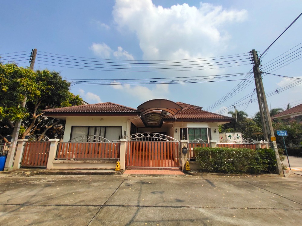 For SaleHousePathum Thani,Rangsit, Thammasat : House for sale, Charlottes Place, Khlong 7, Lam Luk Ka, 65.6 sq m, behind the corner of the main road, the beginning of the project, in front of the house is a garden, good value, good price, location, Big C, HomePro, Ring Road