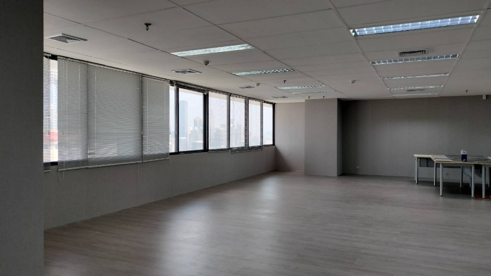 For SaleOfficeKhlongtoei, Kluaynamthai : Office for sale, Lumpini Tower, Rama 4, area almost 300 sq.m.