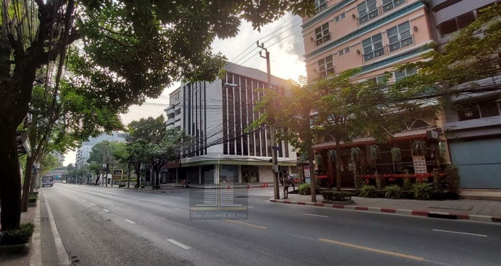 For RentShophouseSukhumvit, Asoke, Thonglor : Large commercial building for rent, 4 booths, on the corner of 2 roads, next to Ekamai Road, near BTS Ekkamai, Khlong Tan Nuea, Wattana, Bangkok.