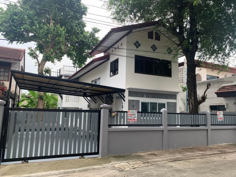 For SaleHouseMin Buri, Romklao : Selling cheap, 2 storey detached house, 50 sq m., Buakhao Village, Soi 9, Ramkhamhaeng Road 174.