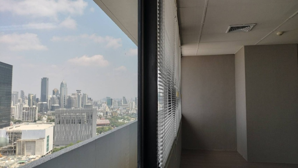 For RentOfficeKhlongtoei, Kluaynamthai : Office for ** rent and sale ** , Lumpini Building, Rama 4, 30th floor.