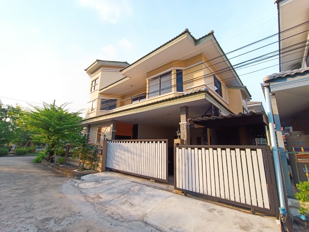 For SaleHouseChaengwatana, Muangthong : House for sale, Pathaweekarn Village, Chaengwattana, along the canal, 70 sq m., behind the corner, in front of the garden, built-in addition, beautiful, ready to move in, good value, good price, Chaeng Watthana location, Lak Si, Don Mueang, Vibhavadi, Mua