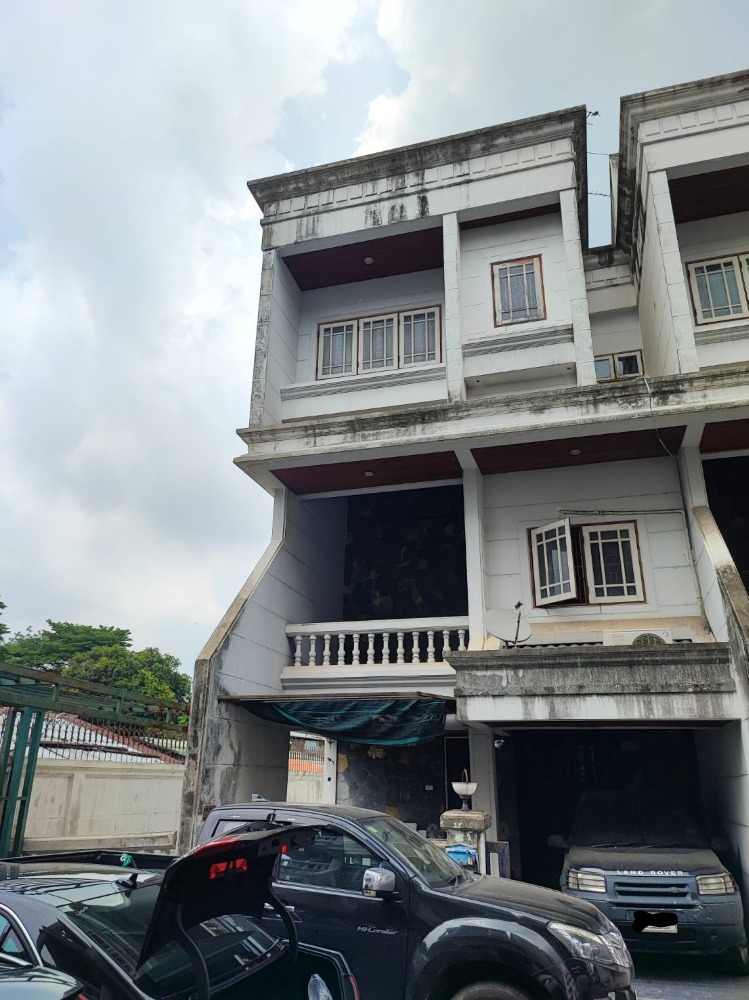 For SaleTownhouseChaengwatana, Muangthong : 3 storey townhome for sale **3.5 million** Ngamwongwan, near The Mall and the Red Line BTS, Thung Song Hong Station