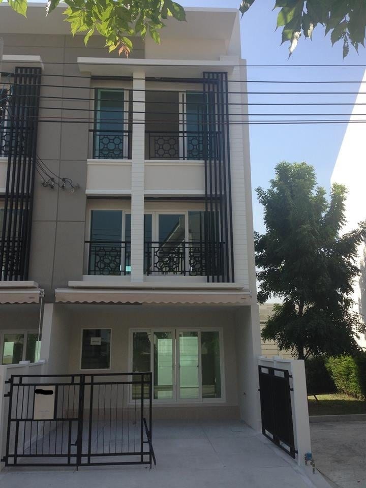 For SaleTownhouseLadkrabang, Suwannaphum Airport : 3-storey townhome for sale, Baan Klang Muang Rama 9 Project, Phase 2 *3 bedrooms, 3 bathrooms* Area 18.8 sq m. Fully furnished. *corner house*