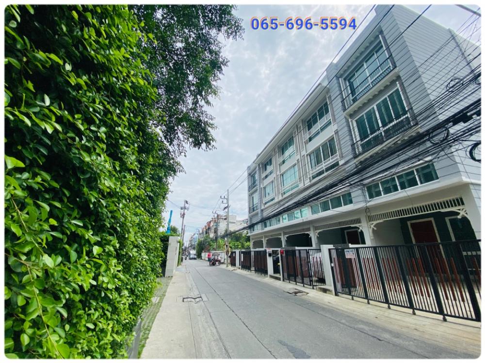 For SaleTownhomeBangna, Bearing, Lasalle : Urgent sale, end unit, new 3.5-storey townhouse, Soi Lasalle 24