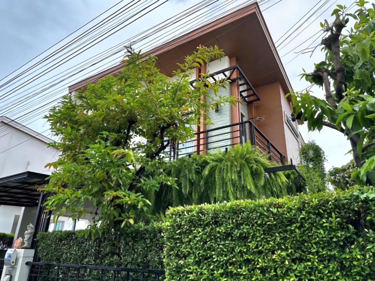 For RentHouseLadkrabang, Suwannaphum Airport : For rent 2 storey house Modern style, 56 sq m. Located on Chaloem Phrakiat Rama 9 Road, near Seacon Square - Paradise Park. Rent 30,000/month