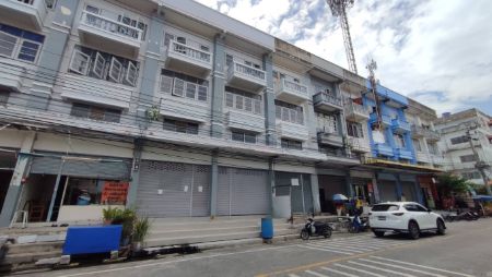 For SaleShophouseSamut Prakan,Samrong : Selling commercial buildings in the community area. Suitable for opening a shop or office. Bang Bo 180 sq m. 14 sq m.